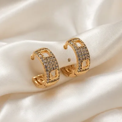 Brincos de argola dourados rosa com pavé e detalhes vazados