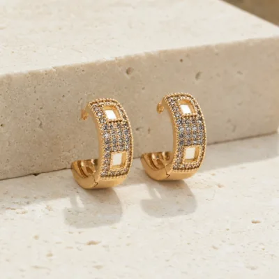 Brincos de argola dourados rosa com pavé e detalhes vazados