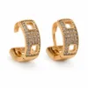 Brincos de argola dourados rosa com pavé e detalhes vazados