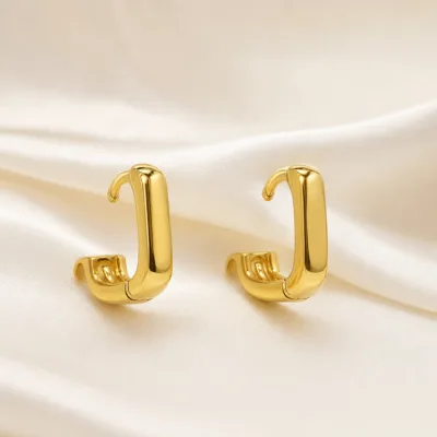 Brincos de argola dourados em J minimalistas