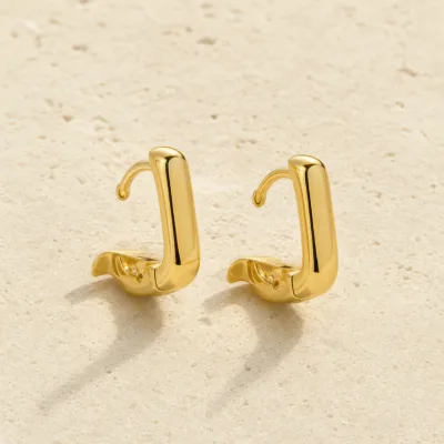 Brincos de argola dourados em J minimalistas