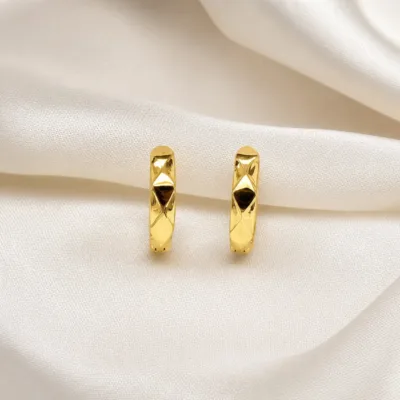 Brincos fashion de argola dourados com facetas triangulares