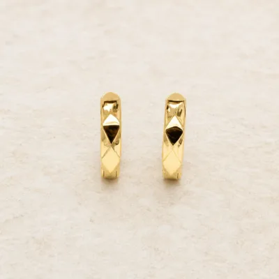 Brincos fashion de argola dourados com facetas triangulares