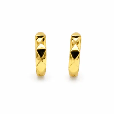 Brincos fashion de argola dourados com facetas triangulares