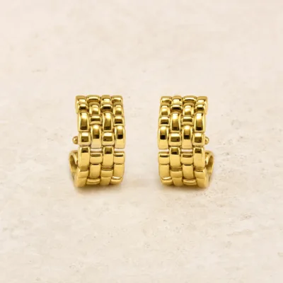 Brincos fashion de argola dourados com textura entrelaçada