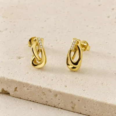 Brincos dourados com laço oval dourado