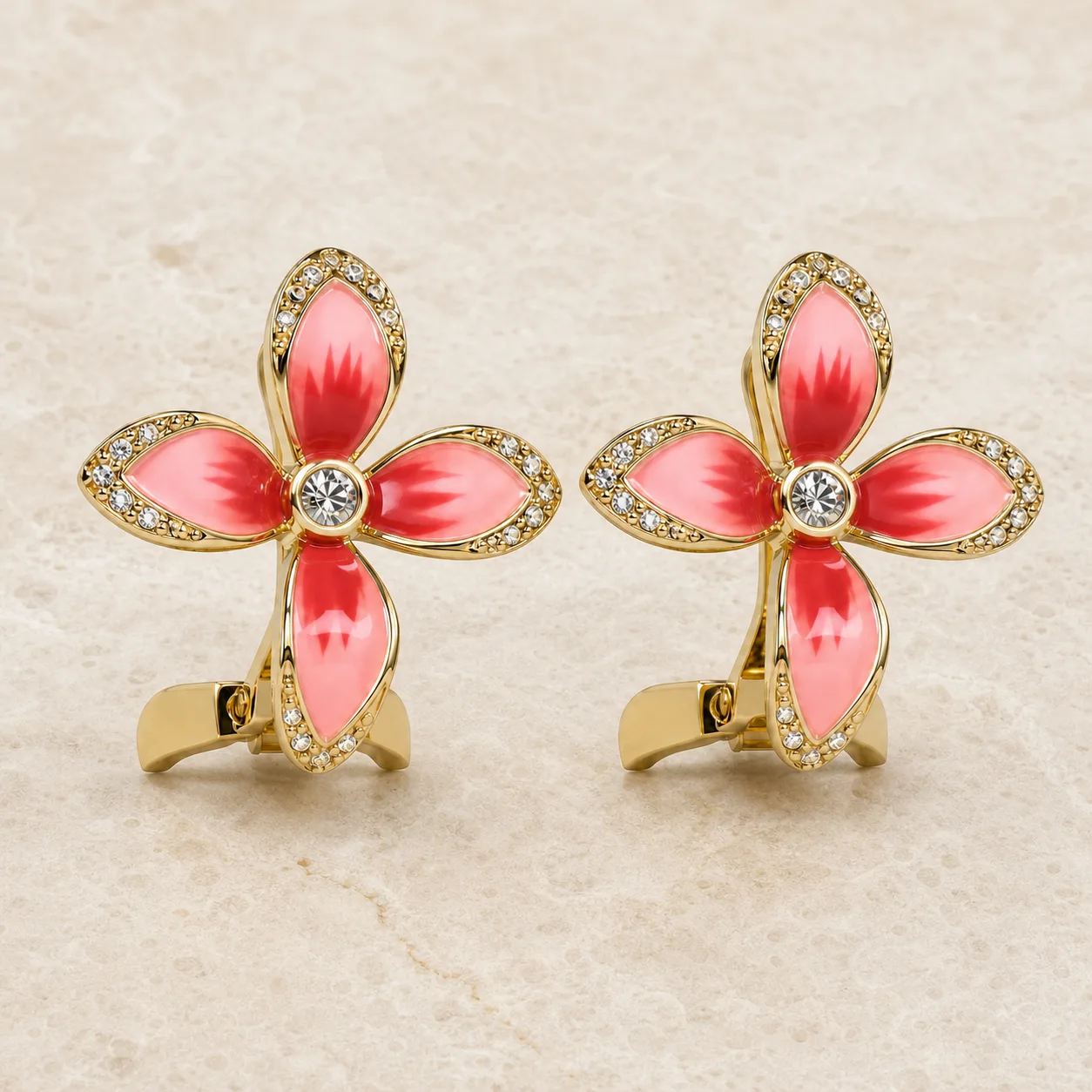 brincos dourados flor rosa apresentados em pedra clara