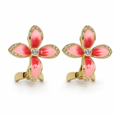 brincos dourados flor rosa com cristais em fundo branco