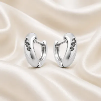 brincos prateados de moda em argola curva com cristais em cetim marfim, referência 85372-2