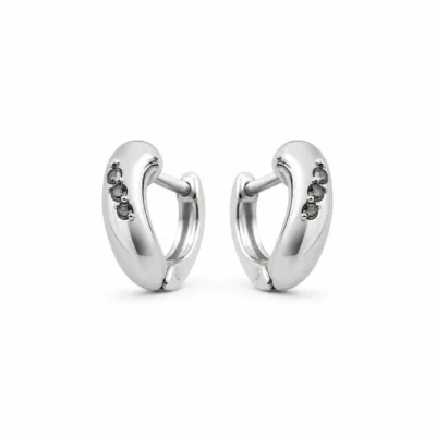 brincos prateados de moda em argola curva com cristais em fundo branco, referência 85372-2
