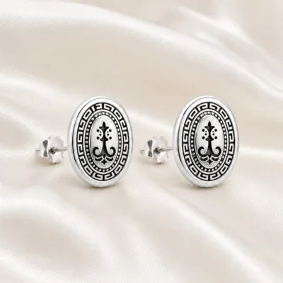 brincos prateados de moda em medalhão oval gravado em cetim marfim, referência 85372-3
