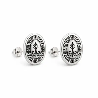 brincos prateados de moda em medalhão oval gravado em fundo branco, referência 85372-3