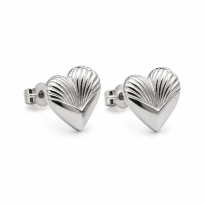 brincos prateados de moda em coração canelado em fundo branco, referência 85372-4