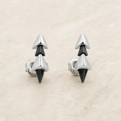 brincos prateados geométricos com pontas pretas em pedra clara, referência 85372-8