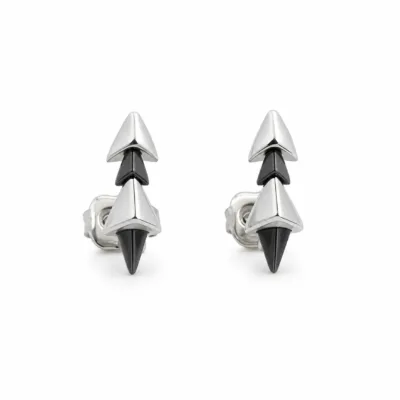 brincos prateados geométricos com pontas pretas em fundo branco, referência 85372-8