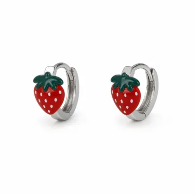 brincos prateados de moda com morango vermelho em fundo branco, referência 85373-1