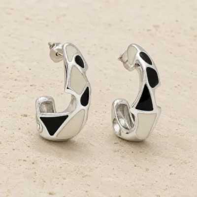brincos prateados de moda com esmalte preto e marfim em pedra clara, referência 85373-2