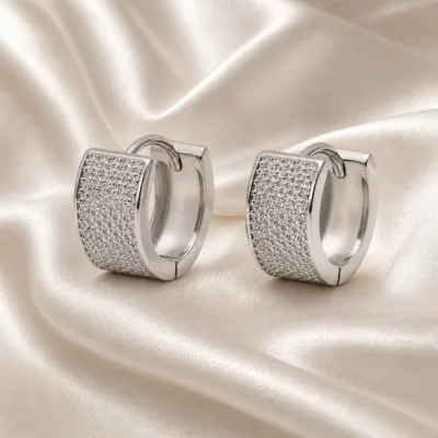 brincos prateados de moda em argola larga texturizada em cetim marfim, referência 85373-3