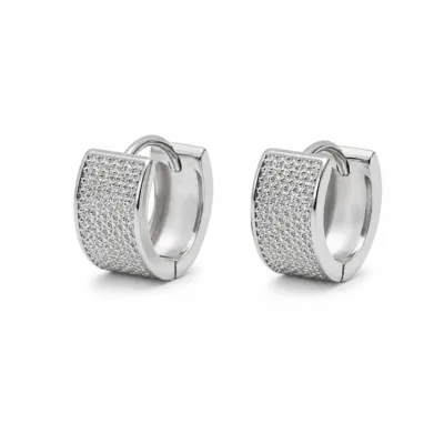 brincos prateados de moda em argola larga texturizada em fundo branco, referência 85373-3