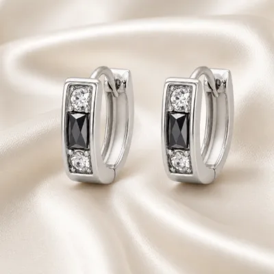 brincos prateados fashion geométricos preto e cristal em cetim marfim, referência 85374-15