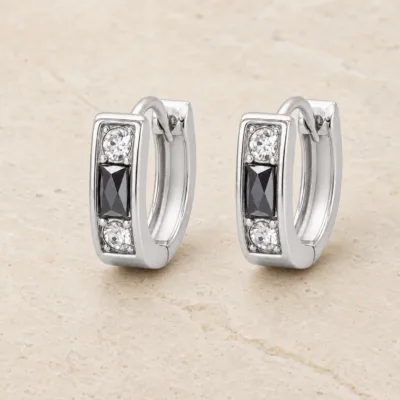 brincos prateados fashion geométricos preto e cristal em pedra clara, referência 85374-15