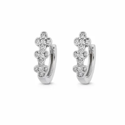 argolas prateadas com três flores de cristais em fundo branco, referência 85375-4