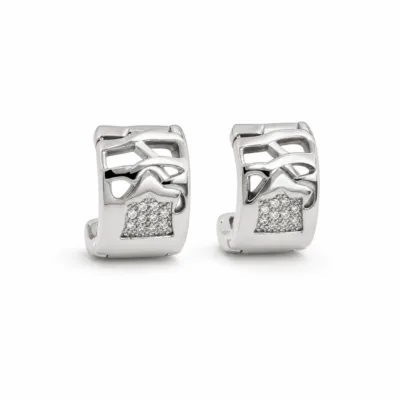 argolas prateadas modernas largas vazadas com pavé em fundo branco, referência 85375-5