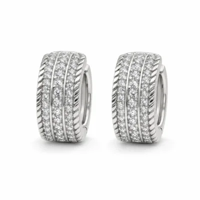 argolas prateadas modernas largas com três filas pavé em fundo branco, referência 85375-7