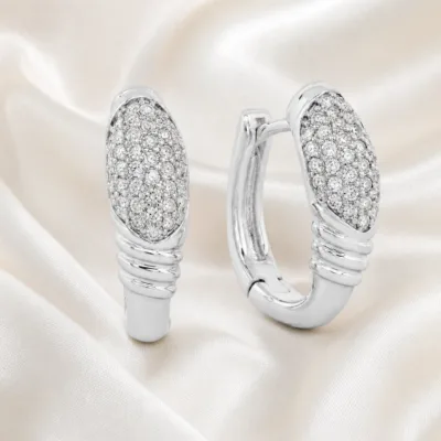 argolas prateadas elegantes ovais com pav e frisos em cetim marfim, referncia 85376-8