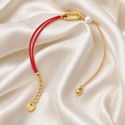 pulseira vermelha dourada com pérola em cetim marfim, referência 85381-1