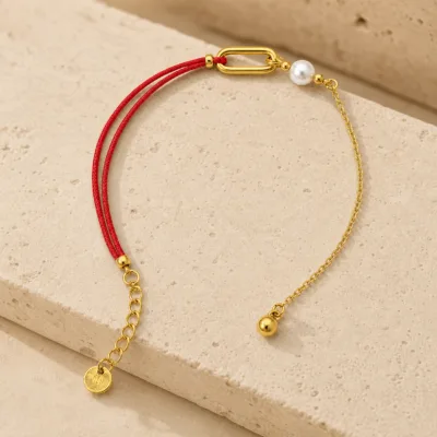 pulseira vermelha dourada com pérola em pedra clara de tom quente, referência 85381-1