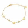 pulseira dourada com borboletas e cristais em fundo branco, referência 85382-2