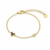 pulseira dourada com coração preto e cristal em fundo branco, referência 85382-3