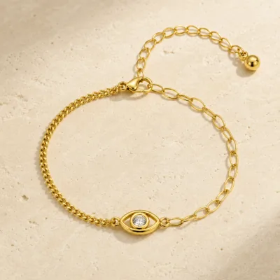 pulseira dourada olho protetor com cristal em pedra clara de tom quente, referência 85383-1