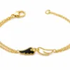 pulseira dourada com asas pretas em fundo branco, referência 85383-2