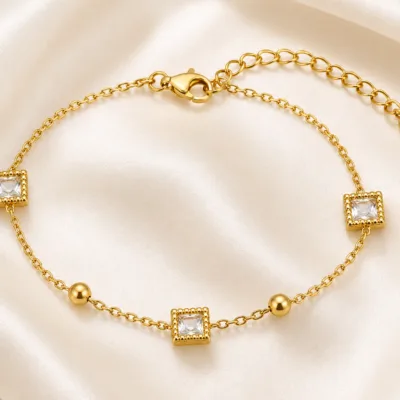 pulseira dourada com cristais quadrados e contas em cetim marfim, referência 85384-1