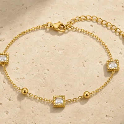 pulseira dourada com cristais quadrados e contas em pedra clara de tom quente, referência 85384-1