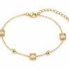 pulseira dourada com cristais quadrados e contas em fundo branco, referência 85384-1