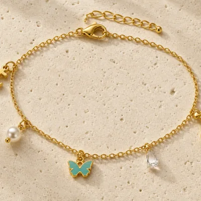 pulseira dourada com pendentes coloridos em pedra clara de tom quente, referência 85384-2