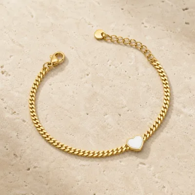 pulseira dourada com coração branco e corrente cubana em pedra clara de tom quente, referência 85384-4