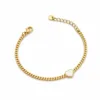 pulseira dourada com coração branco e corrente cubana em fundo branco, referência 85384-4