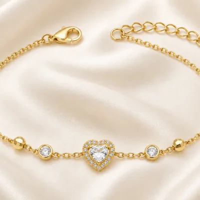 pulseira dourada com coração de cristal e halo em cetim marfim, referência 85384-5
