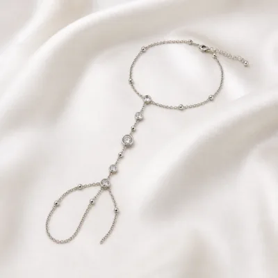 pulseira de mão prateada com cristais e anel em cetim marfim, referência 85391-6