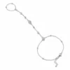 pulseira de mão prateada com cristais e anel em fundo branco, referência 85391-6