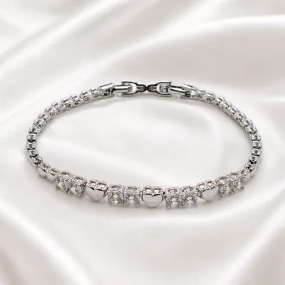 pulseira prateada com corações e zircões em cetim marfim, referencia 85395-1