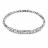 pulseira prateada com corações e zircões em fundo branco, referencia 85395-1