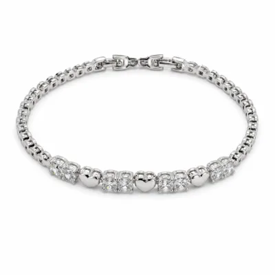 pulseira prateada com corações e zircões em fundo branco, referencia 85395-1