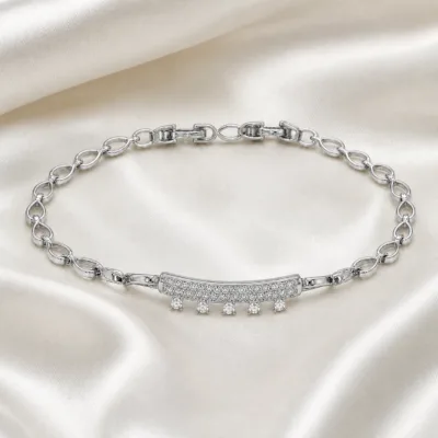 pulseira prateada com cinco zircões em cetim marfim, referencia 85395-2