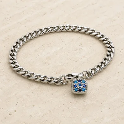 pulseira prateada com pendente azul em pedra clara de tom quente, referencia 85397-1
