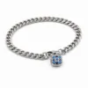 pulseira prateada com pendente azul em fundo branco, referencia 85397-1